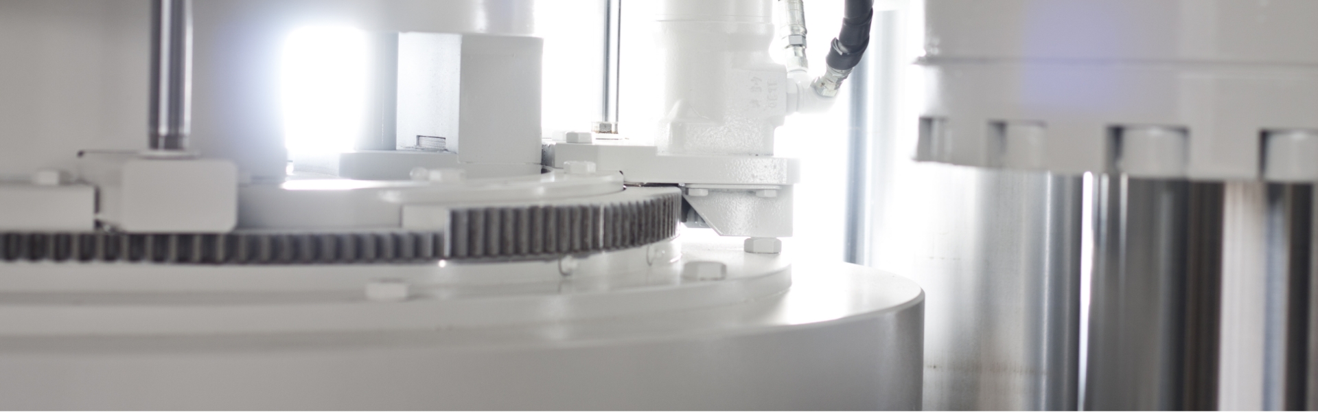 La bannière de la page pour la page de contact montre un gros plan d'image des engrenages trouvés dans une perceuse à gerbe inférieur.